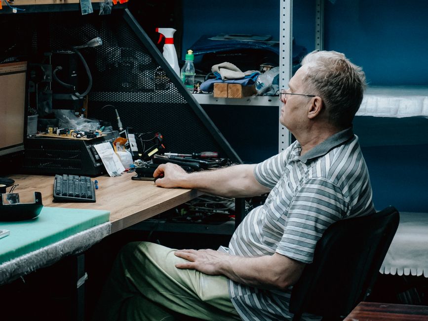 Szerelő irodaszéket javít a műhelyben